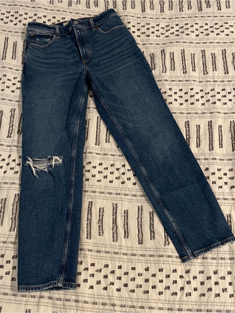 Abercrombie & Fitch The Mom High Rise Distressed Jeans Dark Wash 2/26